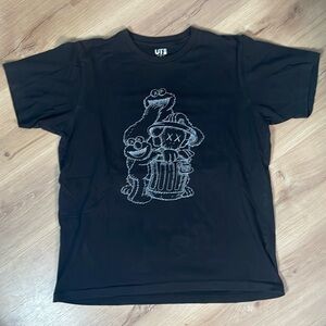 Uniqlo x Kaws Sesame Street T-Shirt. Large. Black. GUC.